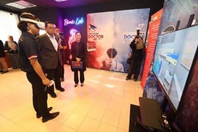 Dr. Ahmad Farhan (dua dari kiri) sambil diperhatikan Dr. Nurliza melihat proses pembelajaran lebih interaktif, berasaskan simulasi dan berpaksikan teknologi digital.