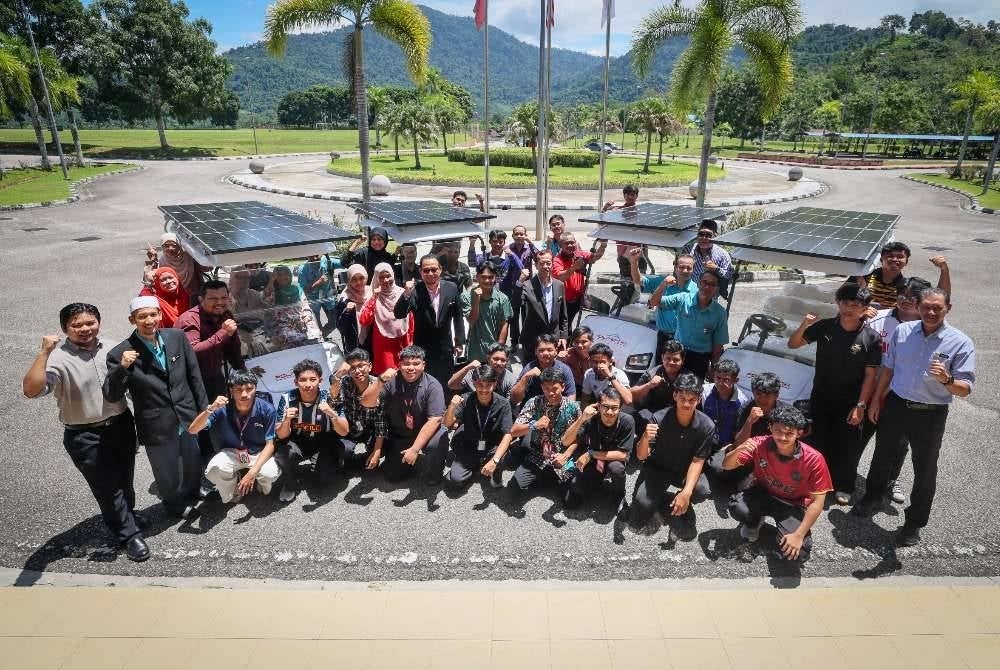 Mohd Zamre (tengah) bersama tenaga pengajar serta pelajar semester tiga Diploma Kejuruteraan Elektrik (tenaga hijau) bergambar dengan Projek Inovasi Teknologi Solar Buggy Car di Politeknik Jeli.