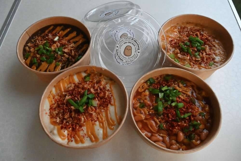 Empat jenis ‘topping’ Jacket Potato atau Spud Potato yang dijual di D’s Kentang, iaitu original classic (kacang panggang), creamy chicken, black paper beef dan juga big mac beef yang diusahakan oleh Danish Ekmal Edham, 23, di Taman Perdana.
Bermula dengan hanya enam biji kentang bakar sehari dijual di hadapan rumah, Danish Ekmal kini mampu menjual lebih 250 hidangan Jacket Potato atau Spud Potato setiap hari selepas menu berkenaan mendapat sambutan luar biasa daripada pelanggan.
