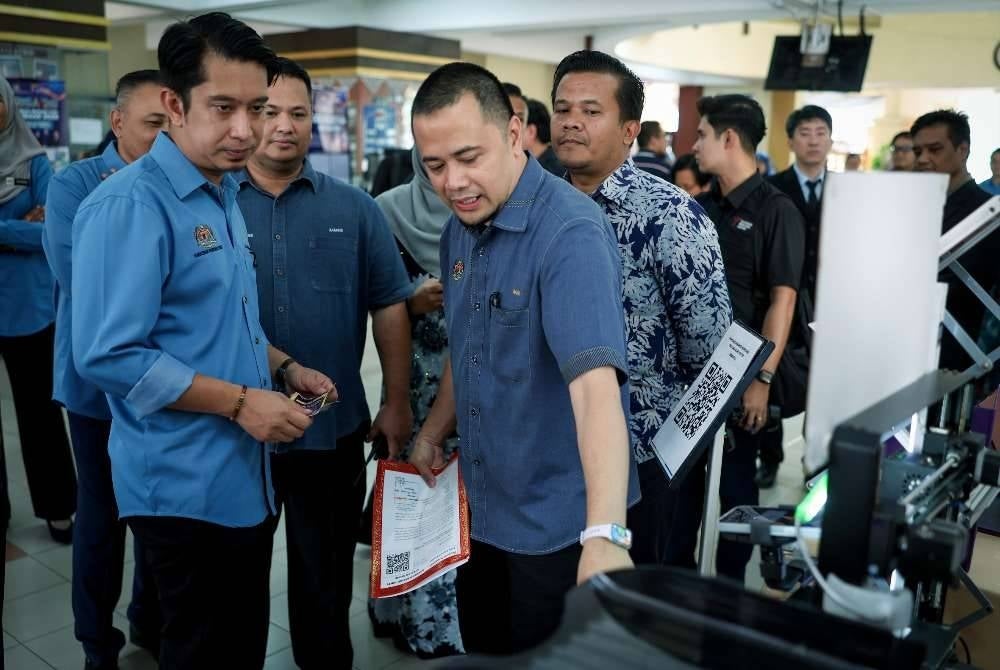 Timbalan Menteri Pendidikan Tinggi Adam Adli Abdul Halim (kiri) melawat reruai pameran pada majlis perasmian penutup Program Pertandingan Inovasi Latihan Pendidikan Teknikal dan Vokasional (TVET) Kebangsaan 2026 (PERISA’26) di Kolej Komuniti Masjid Tanah.