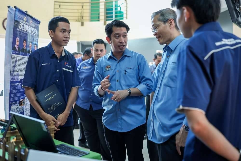 Timbalan Menteri Pendidikan Tinggi Adam Adli Abdul Halim (tengah) semasa melawat reruai pameran pada majlis perasmian penutup Program Pertandingan Inovasi Latihan Pendidikan Teknikal dan Vokasional (TVET) Kebangsaan 2026 (PERISA’26) di Kolej Komuniti Masjid Tanah.