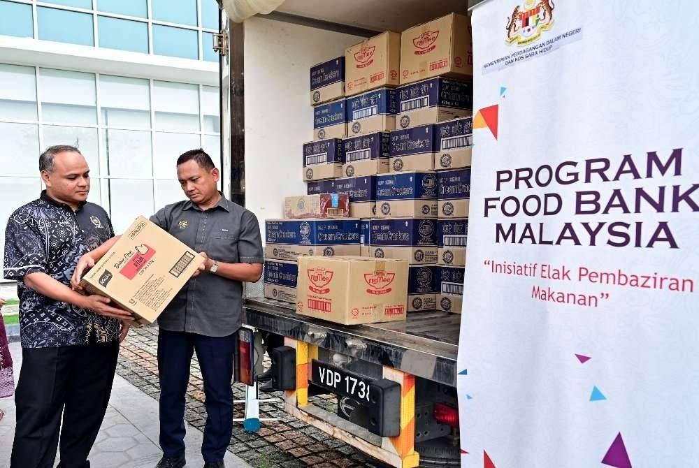 Pengarah Kementerian Perdagangan Dalam Negeri dan Kos Sara Hidup (KPDN) Terengganu, Mohd Musfi Lat (kanan) bersama Timbalan Naib Canselor (HEPA) Universiti Sultan Zainal Abidin (UniSZA) Datuk Prof Madya Ts Dr Mohd Hafiz Yusoff (dua kanan) melihat barangan bantuan makanan pada Program Penyerahan Sumbangan Inisiatif Ihsan Food Bank (i-FB) kepada Institusi Pengajian Tinggi (IPT) Tahun 2026 di UniSZA.