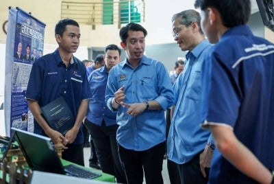 Timbalan Menteri Pendidikan Tinggi Adam Adli Abdul Halim (tengah) semasa melawat reruai pameran pada majlis perasmian penutup Program Pertandingan Inovasi Latihan Pendidikan Teknikal dan Vokasional (TVET) Kebangsaan 2026 (PERISA’26) di Kolej Komuniti Masjid Tanah.
