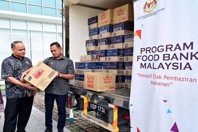 Pengarah Kementerian Perdagangan Dalam Negeri dan Kos Sara Hidup (KPDN) Terengganu, Mohd Musfi Lat (kanan) bersama Timbalan Naib Canselor (HEPA) Universiti Sultan Zainal Abidin (UniSZA) Datuk Prof Madya Ts Dr Mohd Hafiz Yusoff (dua kanan) melihat barangan bantuan makanan pada Program Penyerahan Sumbangan Inisiatif Ihsan Food Bank (i-FB) kepada Institusi Pengajian Tinggi (IPT) Tahun 2026 di UniSZA.