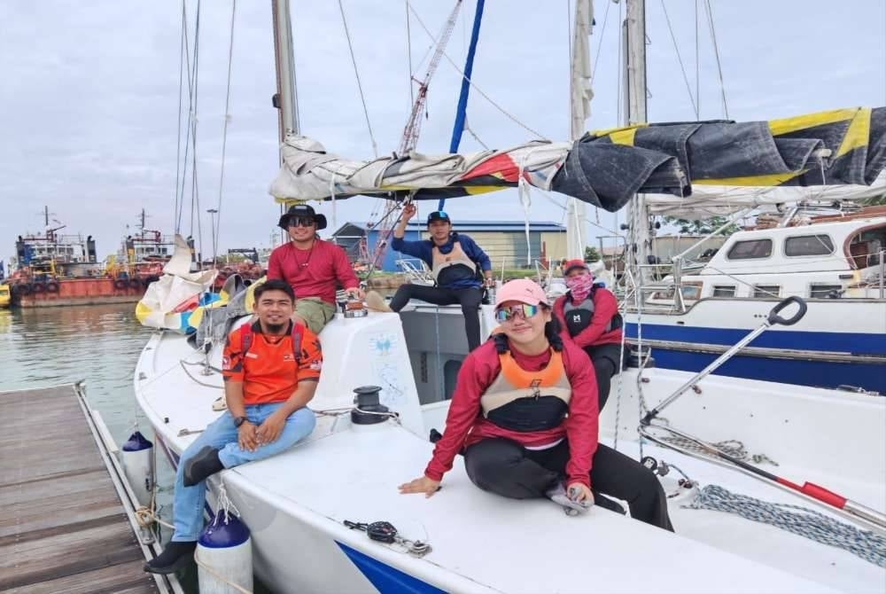 Pasukan pelayaran UPSI bergambar pada Kejohanan International University Sailing Championship (UNISAIL) 2026 di Perairan Pulau Duyong, Terengganu.