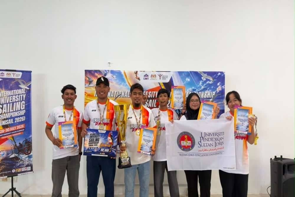 Pasukan pelayaran UPSI bergambar kenangan sambil menunjukkan trofi dan sijil kemenangan pada Kejohanan International University Sailing Championship (UNISAIL) 2026 di Pulau Duyong, Terengganu.