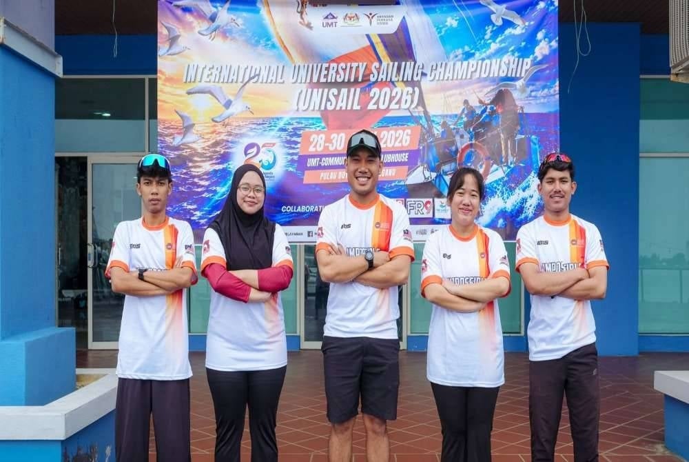 Pasukan pelayaran UPSI bergambar pada Kejohanan International University Sailing Championship (UNISAIL) 2026 di Perairan Pulau Duyong, Terengganu.
