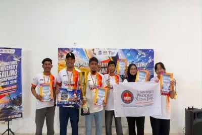 Pasukan pelayaran UPSI bergambar kenangan sambil menunjukkan trofi dan sijil kemenangan pada Kejohanan International University Sailing Championship (UNISAIL) 2026 di Pulau Duyong, Terengganu.