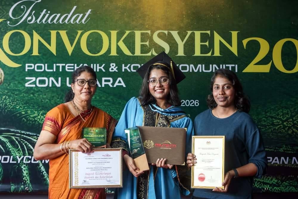 Teerti bersama ibu Subuletchumy Muniandi (kiri), dan kakaknya Deepti Ganapathi Rao (kanan) bergambar pada Istiadat Konvokesyen Politeknik dan Kolej Komuniti Zon Utara 2026.