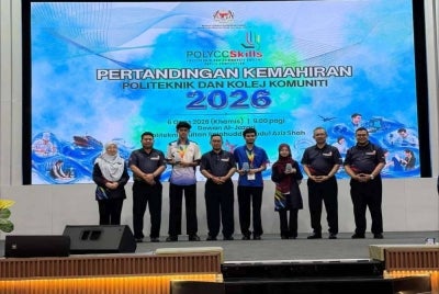 Penerima Anugerah Minda Emas, Irfan Haiqal (empat dari kanan); penerima Anugerah Jari Emas, Nur Aishah Athirah (tiga dari kanan)dan anugerah Tangan Emas, Mohammad Zuhairul Naim (tiga dari kiri) dinobatkan sebagai penerima anugerah utama Pertandingan Kemahiran Pelajar Politeknik dan Kolej Komuniti (POLYCCSkills) 2026.