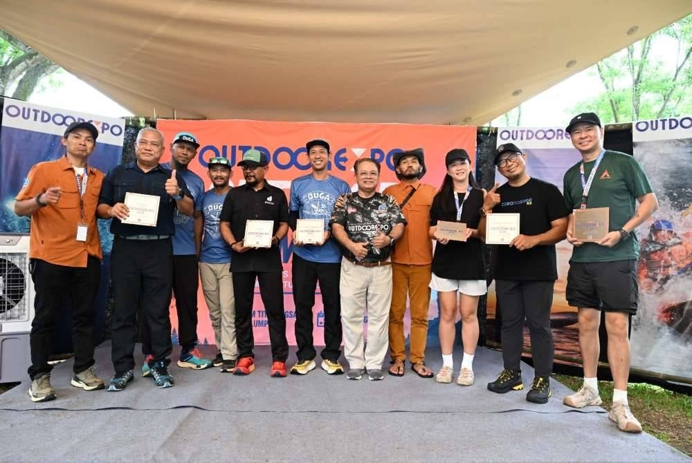 Prof Md Amin ( dua dari kiri) bersama penganjur dan rakan penerima anugerah yang lain di Stadium Titiwangsa, Kuala Lumpur.
