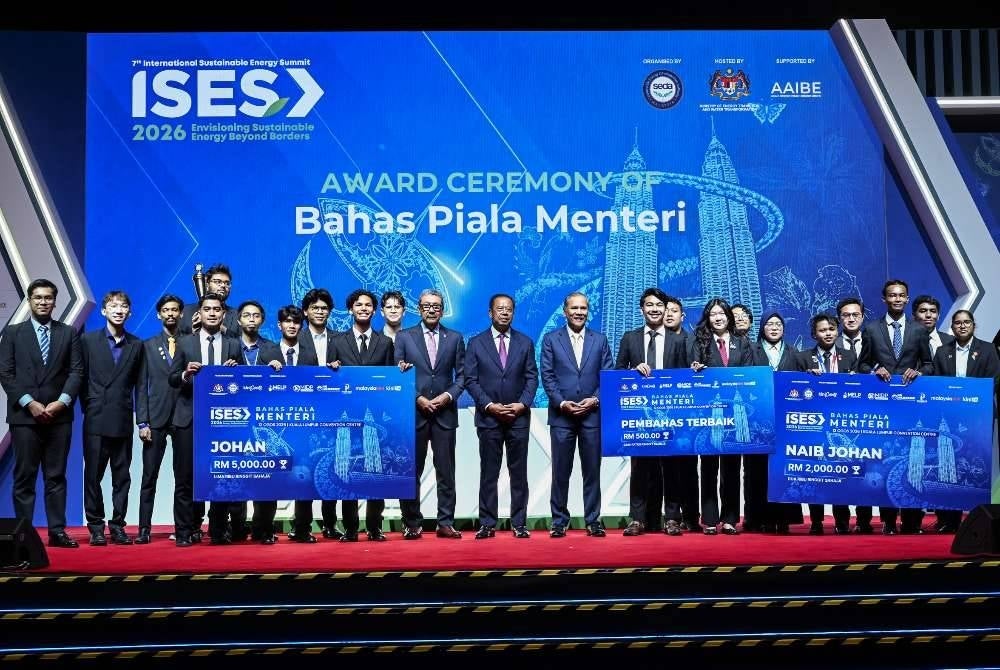 Timbalan Menteri Kementerian Peralihan Tenaga dan Transformasi air (PETRA) Datuk Seri Abdul Rahman Mohamad (sepuluh, kiri) bergambar bersama penerima-penerima anugerah Pertandingan Bahas Piala Menteri sempena Sidang Kemuncak Tenaga Lestari Antarabangsa (ISES) ke-7 2026 di Pusat Konvensyen Kuala Lumpur.
Turut hadir, Ketua Pengarah Perkhidmatan Awam (KPPA) merangkap Pengerusi Pihak Berkuasa Pembangunan Tenaga Lestari (SEDA) Malaysia, Tan Sri Dr Wan Ahmad Dahlan Abdul Aziz (sembilan, kiri) dan Ketua Setiausaha PETRA, Datuk Seri Mad Zaidi Mohd Karli (tujuh, kanan).