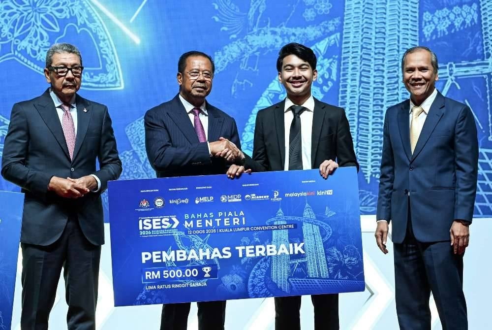 Timbalan Menteri Kementerian Peralihan Tenaga dan Transformasi Air (PETRA) Datuk Seri Abdul Rahman Mohamad (dua, kiri) menyampaikan anugerah Pembahas Terbaik kepada mahasiswa dari Fakulti Undang-Undang, Universiti Malaya, Muhammad Uwais Mohd Hazril Munir @ Umar, 20, (dua, kanan) pada majlis penyampaian anugerah Pertandingan Bahas Piala Menteri sempena Sidang Kemuncak Tenaga Lestari Antarabangsa (ISES) ke-7 2026 di Pusat Konvensyen Kuala Lumpur.
Turut hadir, Ketua Pengarah Perkhidmatan Awam (KPPA) merangkap Pengerusi Pihak Berkuasa Pembangunan Tenaga Lestari (SEDA) Malaysia, Tan Sri Dr Wan Ahmad Dahlan Abdul Aziz (kiri) dan Ketua Setiausaha PETRA, Datuk Seri Mad Zaidi Mohd Karli (kanan).
