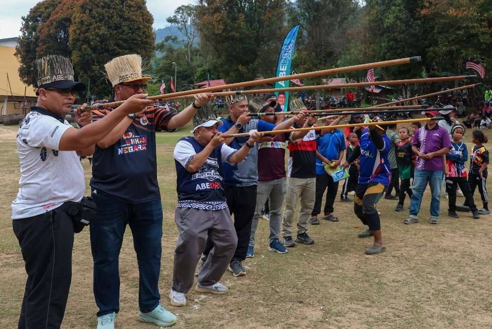 Ahli Dewan Undangan Negeri (ADUN) Galas Datuk Mohd Syahbuddin Hashim (dua, kiri) menyertai aktiviti menyumpit pada Program 'Be Ades Ma Kampung' di Pos Balar.
