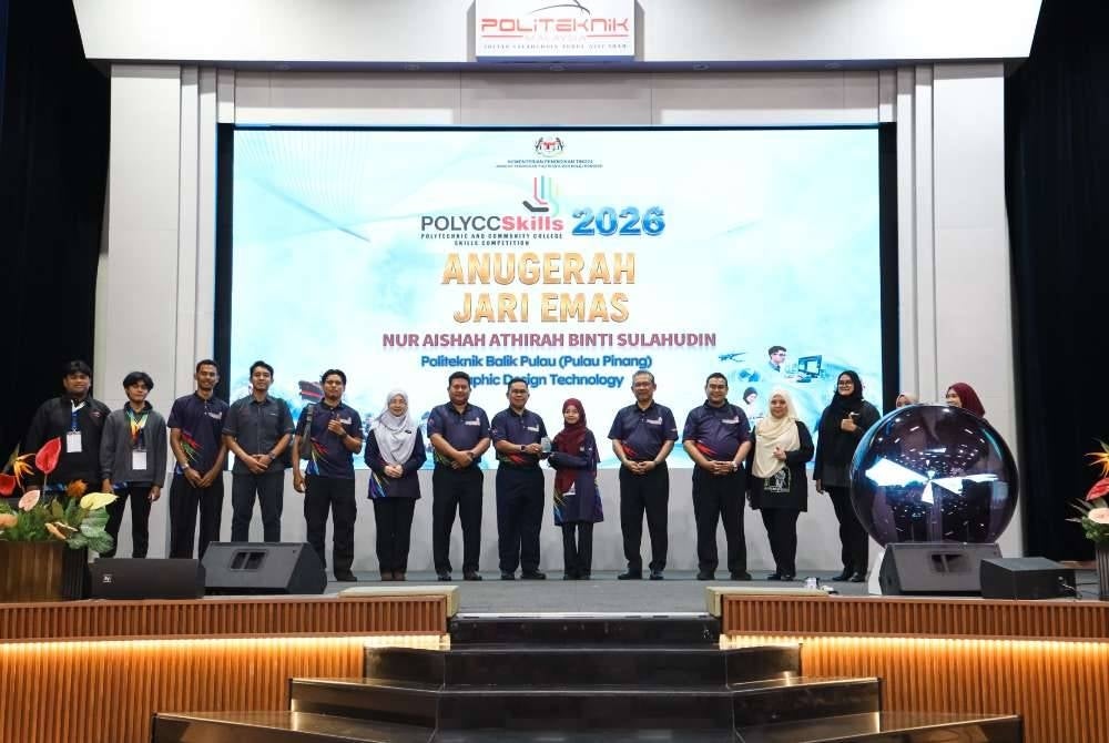 Nur Aisyah Athirah (enam dari kanan) dari Politeknik Balik Pulau dinobatkan Anugerah Jari Emas POLYCCSkills 2026.
