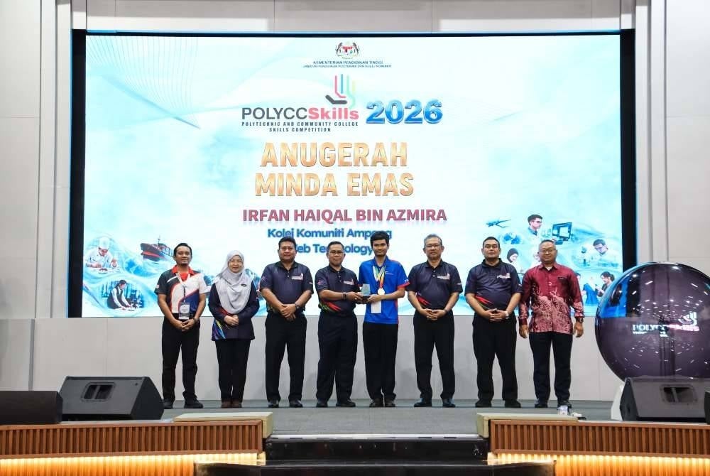 Irfan Haiqal (empat dari kanan) dari Kolej Komuniti Ampang dinobatkan Anugerah Minda Emas POLYCCSkills 2026.