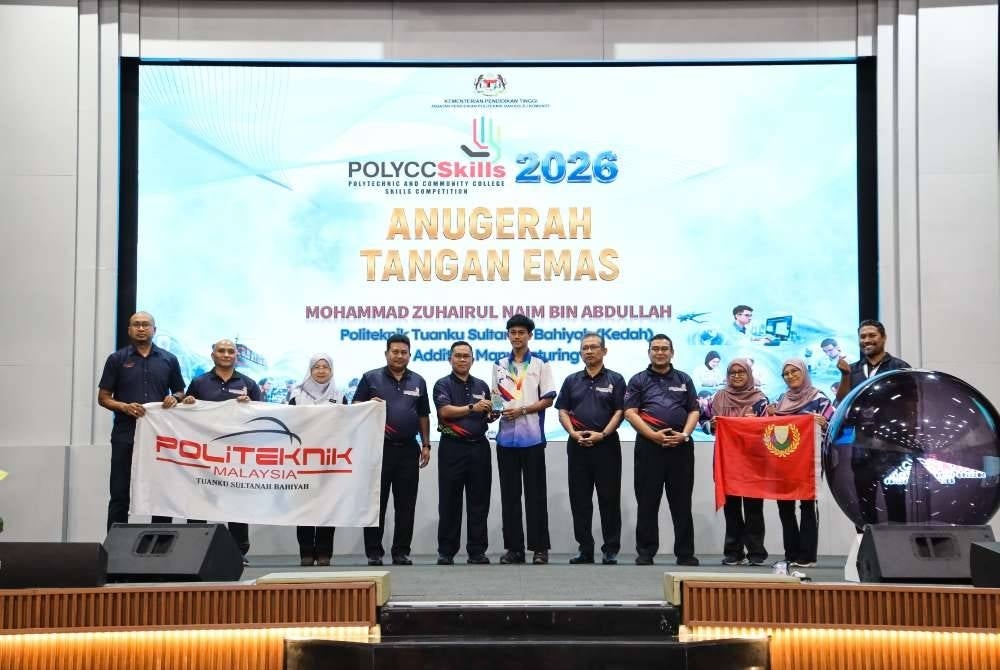 Mohammad Zuhairul Naim (enam dari kanan) dari Politeknik Tuanku Sultanah Bahiyah dinobatkan Anugerah Tangan Emas POLYCCSkills 2026.