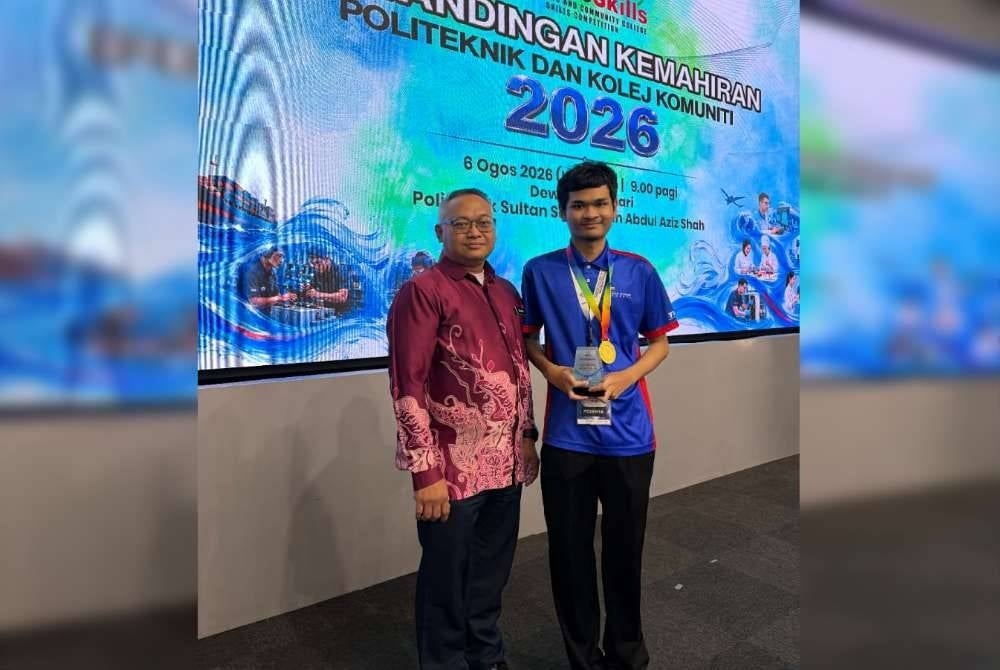 Irfan Haiqal bersama Pengarah Kolej Komuniti Ampang yang banyak membantunya