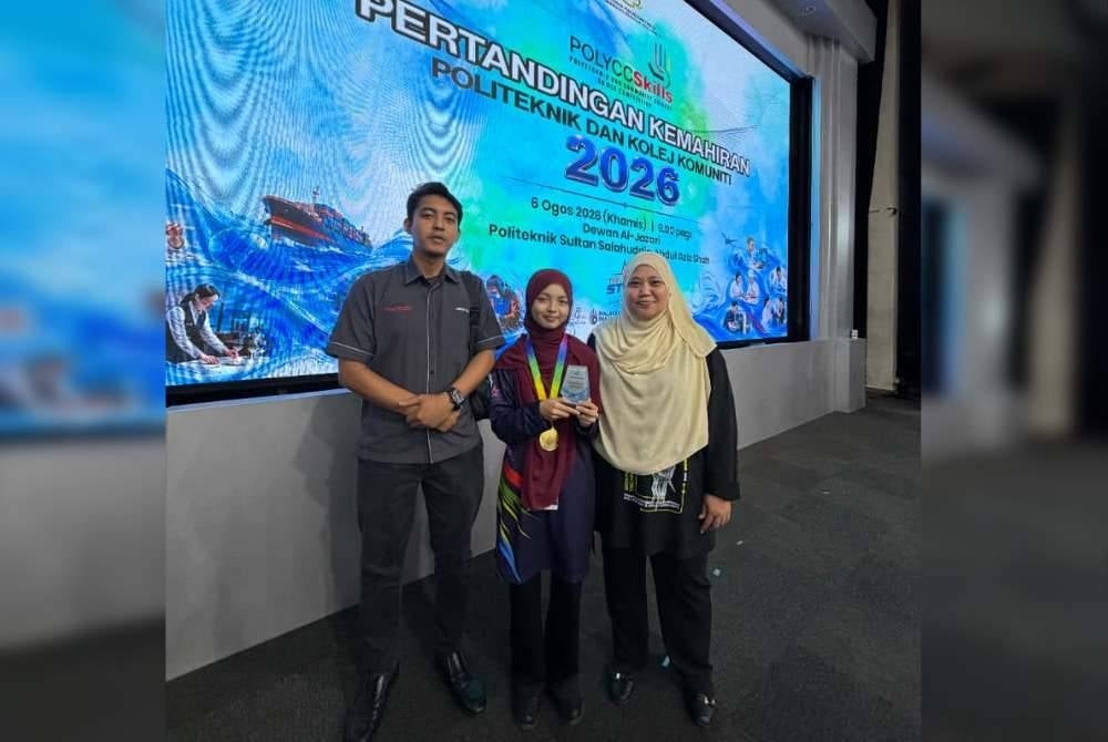Nur Aisyah Athirah bersama dua penyarahkan yang banyak memberi tunjuk ajar sepanjang pertandingan berlangsung.