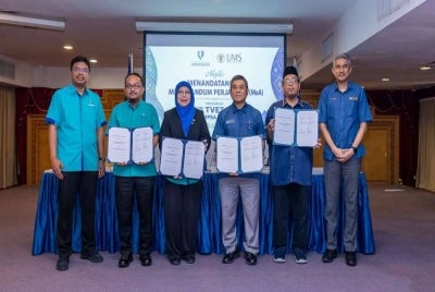 Kasim dan Yatimah (tiga dari kiri) bersama-sama dokumen MoA.