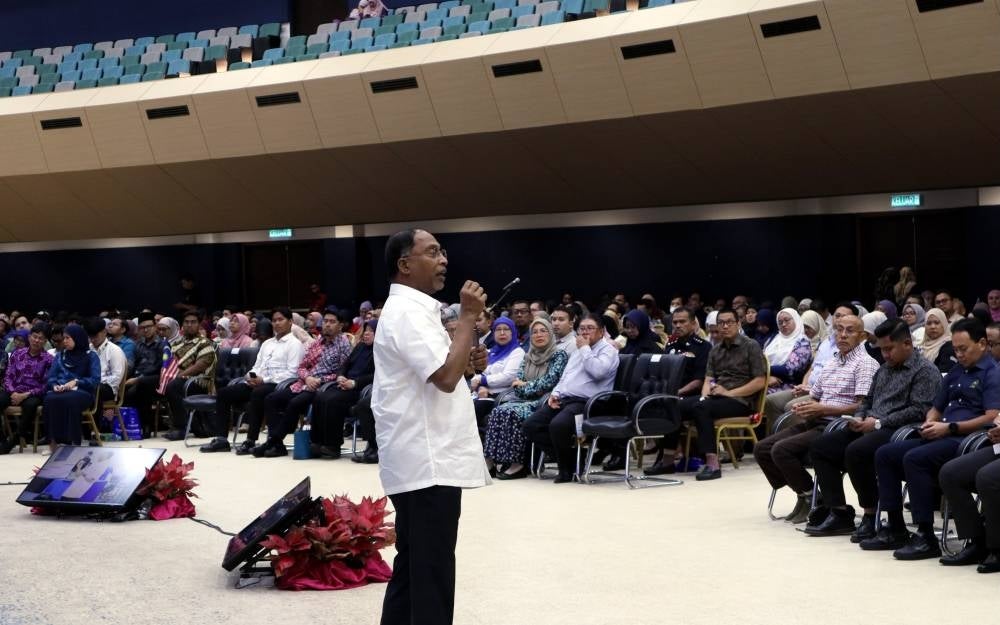 Menteri Pendidikan Tinggi, Datuk Seri Dr Zambry Abd Kadir rmemberi penerangan pada sesi Townhall sempena Program Karisma Pemimpin Muda Madani 2026 Zon Timur di Dewan Konvokesyen UMPSA.