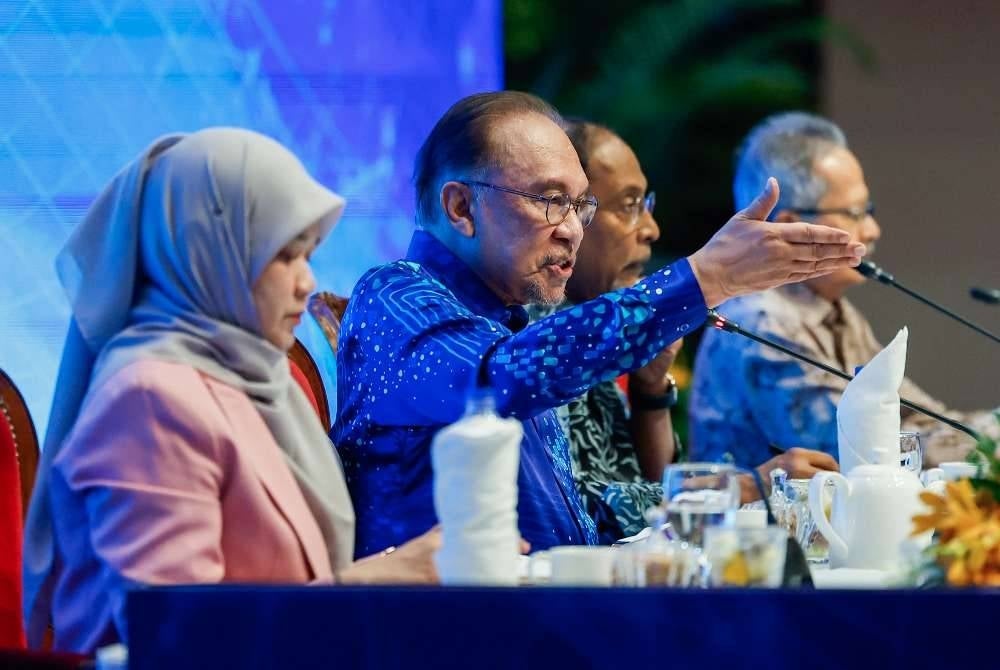 Perdana Menteri, Datuk Seri Anwar Ibrahim ketika menjadi moderator Forum Ilmuwan Malaysia MADANI Siri 13 yang bertemakan Pendidikan Masa Depan Negara dan Akta Universiti dan Kolej Universiti (AUKU) di Dewan Tunku Canselor (DTC), Universiti Malaya.
Turut serta dalam sesi panel ialah Menteri Pendidikan Tinggi Datuk Seri Dr Zambry Abd Kadir, Menteri Pendidikan Datuk Seri Fadhlina Sidek dan Presiden Akademi Sains Malaysia, Datuk Dr Tengku Mohd Azzman Shariffadeen.