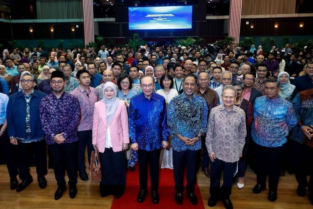 Perdana Menteri, Datuk Seri Anwar Ibrahim bergambar bersama selepas menghadiri Forum Ilmuwan Malaysia MADANI Siri 13 yang bertemakan Pendidikan Masa Depan Negara dan Akta Universiti dan Kolej Universiti (AUKU) di Dewan Tunku Canselor (DTC), Universiti Malaya.
Turut sama, Menteri Pendidikan Tinggi Datuk Seri Dr Zambry Abd Kadir, Menteri Pendidikan Datuk Seri Fadhlina Sidek dan Presiden Akademi Sains Malaysia Datuk Dr Tengku Mohd Azzman Shariffadeen.