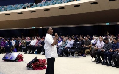 Menteri Pendidikan Tinggi, Datuk Seri Dr Zambry Abd Kadir rmemberi penerangan pada sesi Townhall sempena Program Karisma Pemimpin Muda Madani 2026 Zon Timur di Dewan Konvokesyen UMPSA.