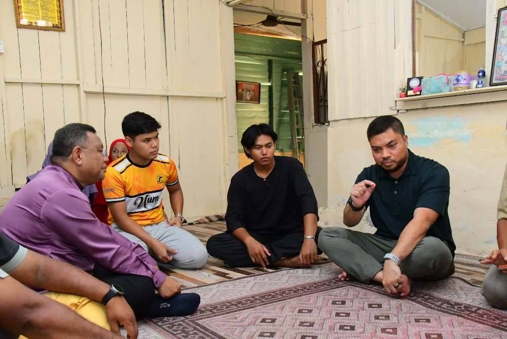 Edriez berbual bersama Akmal Zharif (dua dari kanan) dan Mohd Sazili (Kiri) ketika menerima kunjungan Ziarah Kasih UiTM dan KPT pada Jumaat.Foto UiTM