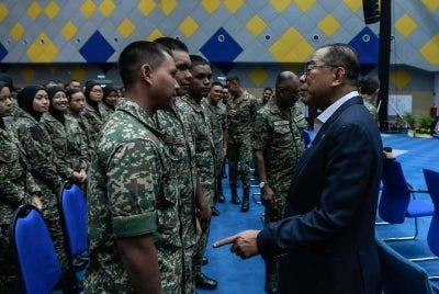 Menteri Pertahanan Datuk Seri Mohamed Khaled Nordin beramah mesra bersama Pegawai Kadet Pasukan Latihan Pegawai Simpanan (PALAPES) pada program Syarahan Eksekutif Menteri Pertahanan Bersama Pegawai Kadet Pasukan Latihan Pegawai Simpanan Universiti Awam di Dewan Tuanku Canselor, Universiti Malaysia Perlis (UniMAP).