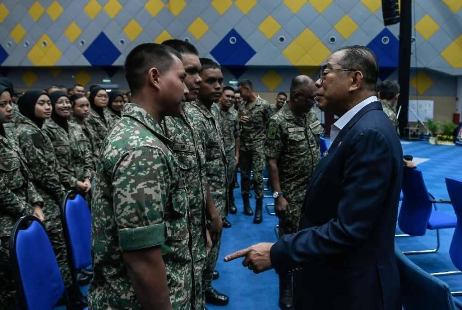 Menteri Pertahanan Datuk Seri Mohamed Khaled Nordin beramah mesra bersama Pegawai Kadet Pasukan Latihan Pegawai Simpanan (PALAPES) pada program Syarahan Eksekutif Menteri Pertahanan Bersama Pegawai Kadet Pasukan Latihan Pegawai Simpanan Universiti Awam di Dewan Tuanku Canselor, Universiti Malaysia Perlis (UniMAP).