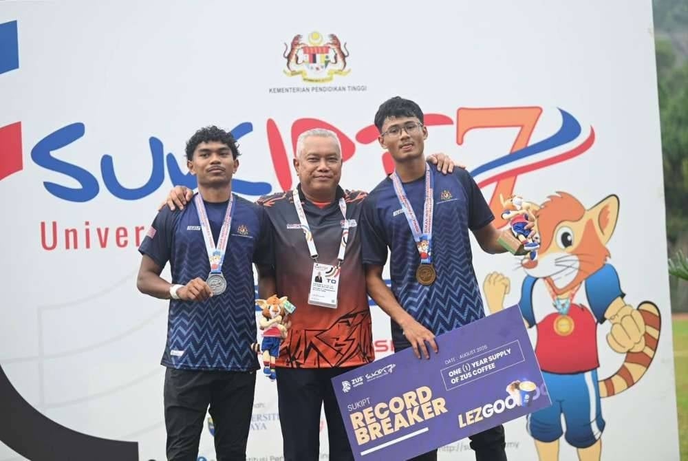 Prof Md Amin (tengah) meraikan kejayaan atlet UPSI semasa temasya Sukan Institusi Pendidikan Tinggi (SUKIPT) 2026 yang berlangsung di Universiti Malaya.