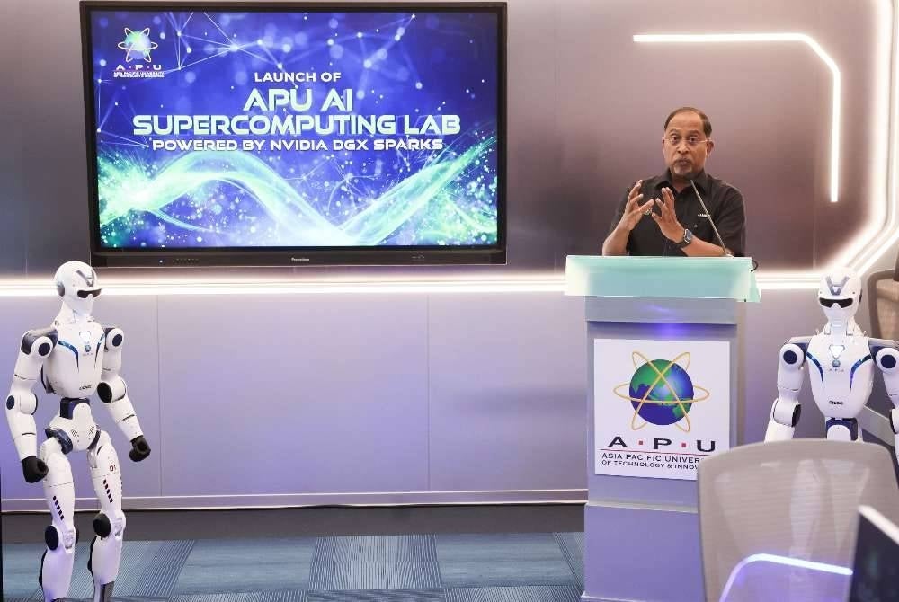 Zambry Abdul Kadir berucap pada Majlis Perasmian Makmal SuperComputer Nvidia di APU pada Jumaat. Foto Bernama