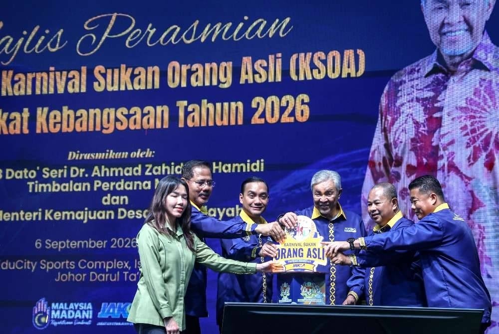 Ahmad Zahid (tiga, kanan) bersama Onn Hafiz (tiga, kiri) menyempurnakan gimik perasmian penutupan Karnival Sukan Orang Asli (KSOA) Peringkat Kebangsaan 2026 di Kompleks Sukan Educity. Foto Bernama