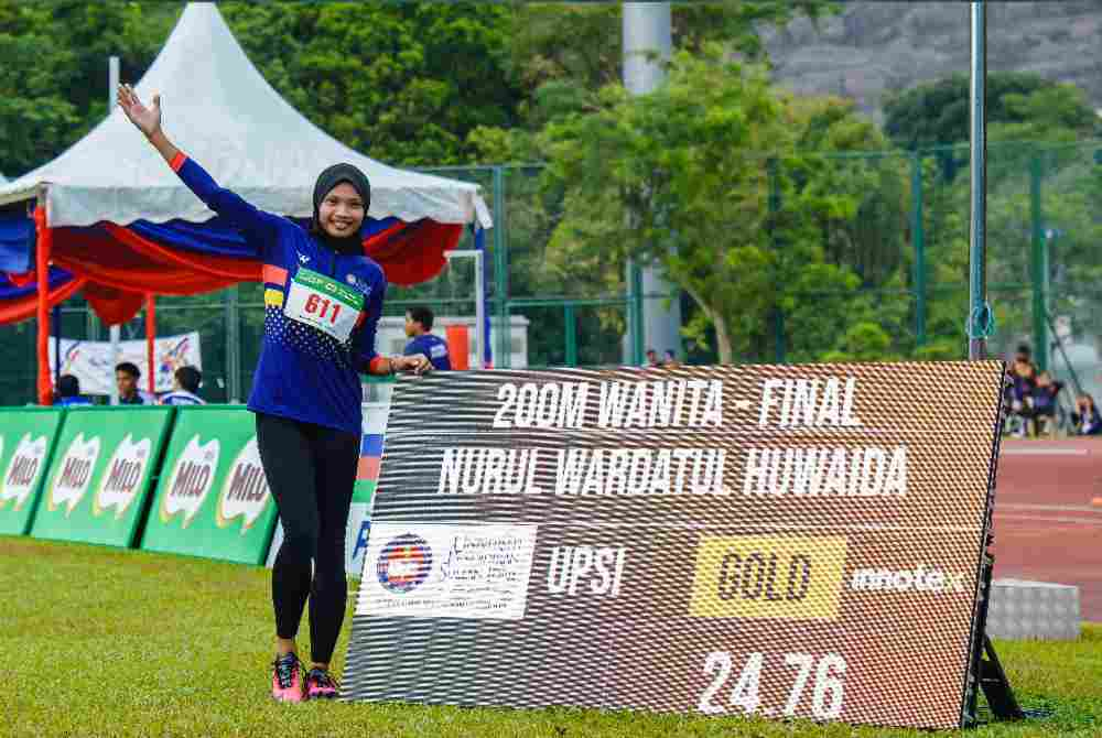 Wardatul merakam momen indah selepas mengungguli acara 200m SUKIPT. Foto Bernama
.