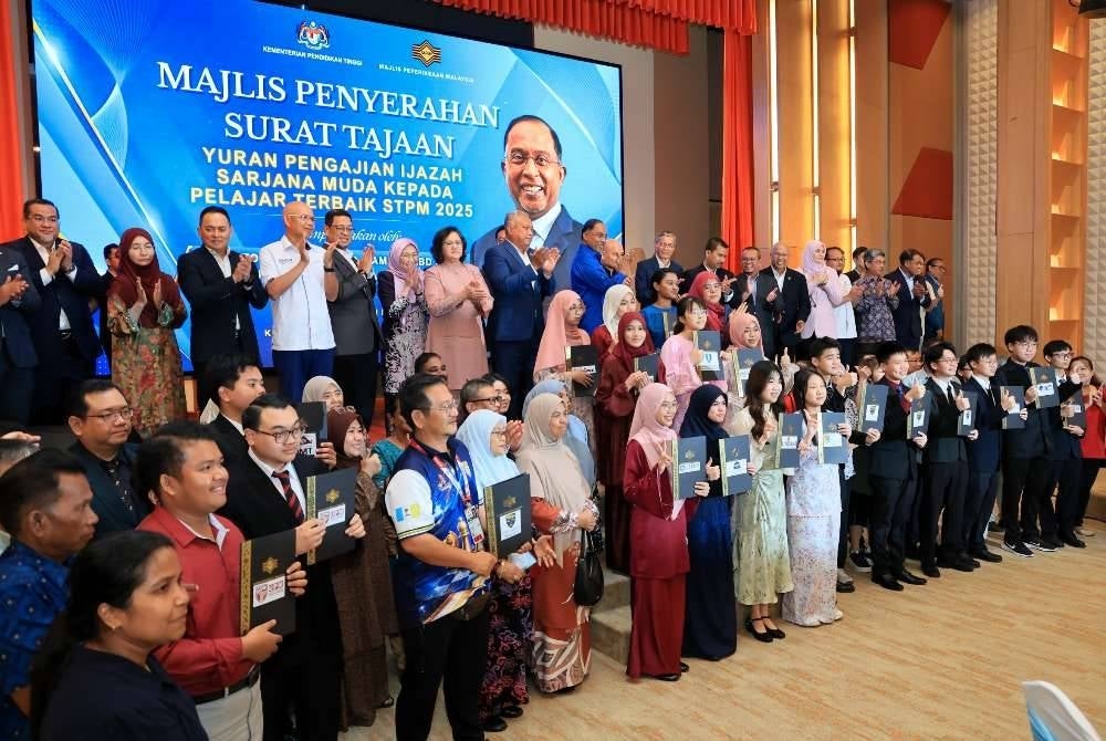 Menteri Pendidikan Tinggi, Datuk Seri Dr Zambry Abd Kadir bergambar bersama bersama pelajar pada Majlis Serahan Surat Tajaan Yuran Pengajian Kepada Pelajar Cemerlang Sijil Tinggi Persekolahan Malaysia (STPM) 2025.