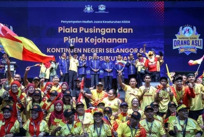 Ahmad Zahid (berdiri, empat kiri) bersama Onn Hafiz (berdiri, tiga kiri) bersama kontinjen Selangor dan Wilayah Persekutuan yang muncul juara keseluruhan serta meraih Piala Pusingan dan Piala Kejohanan pada Majlis Perasmian Penutupan KSOA Peringkat Kebangsaan 2026. Foto Bernama