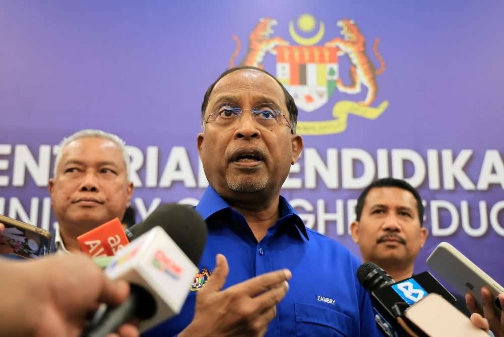 Menteri Pendidikan Tinggi, Datuk Seri Dr Zambry Abd Kadir bercakap kepada pemberita selepas Majlis Serahan Surat Tajaan Yuran Pengajian Kepada Pelajar Cemerlang Sijil Tinggi Persekolahan Malaysia (STPM) 2025.