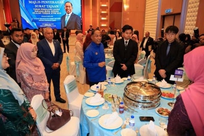 Menteri Pendidikan Tinggi, Datuk Seri Dr Zambry Abd Kadir berbual bersama pelajar pada Majlis Serahan Surat Tajaan Yuran Pengajian Kepada Pelajar Cemerlang Sijil Tinggi Persekolahan Malaysia (STPM) 2025.