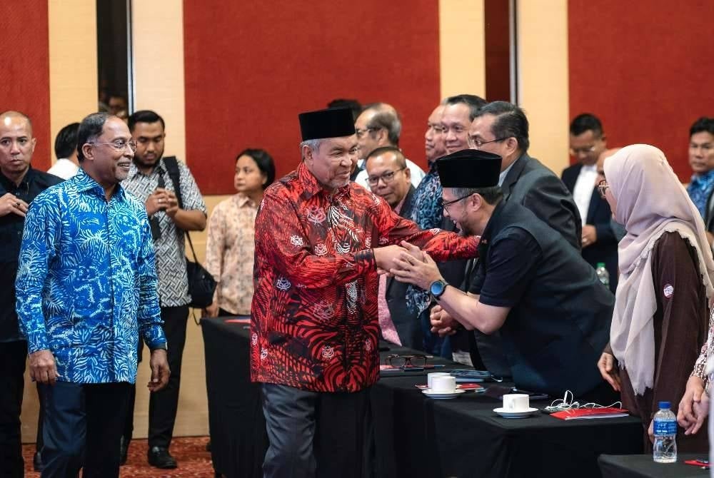 Timbalan Perdana Menteri Datuk Seri Dr Ahmad Zahid Hamidi (tengah) bersalaman dengan peserta ketika hadir pada Majlis Perasmian Penutup Konvensyen Pendidikan Melayu 2026 di Pusat Dagangan Dunia Kuala Lumpur.
Turut hadir Menteri Pendidikan Tinggi Datuk Seri Dr Zambry Abd Kadir (kiri).