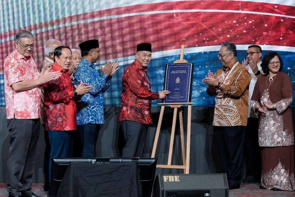 Timbalan Perdana Menteri Datuk Seri Dr Ahmad Zahid Hamidi (empat, kiri) melancarkan buku ‘Hala Tuju Pendidikan Bumiputera di Malaysia’ pada Majlis Perasmian Penutup Konvensyen Pendidikan Melayu 2026 di Pusat Dagangan Dunia Kuala Lumpur.
Turut hadir Menteri Pendidikan Tinggi Datuk Seri Dr Zambry Abd Kadir (tiga, kiri).
