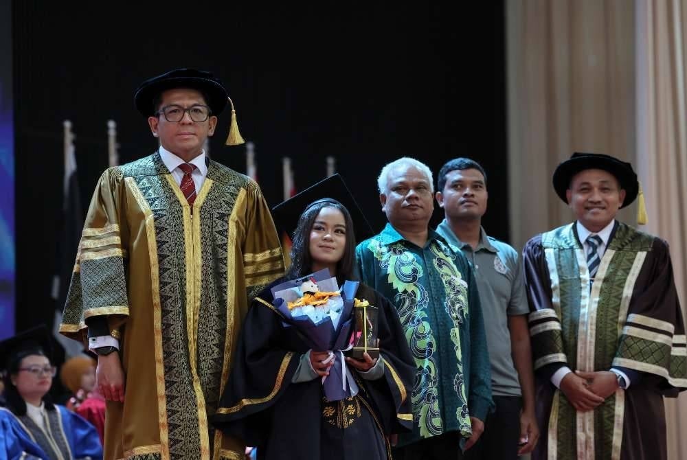Timbalan Menteri Ekonomi, Datuk Seri Mohd Shahar Abdullah (kiri) bergambar selepas menyampaikan Anugerah Khas kepada graduan Orang Asli Kolej Komuniti Jerantut, Isah Yusof pada Majlis Konvokesyen Politeknik dan Kolej Komuniti Zon Timur 2026 di Universiti Malaysia Terengganu (UMT).