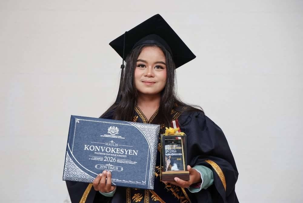 Graduan Orang Asli Kolej Komuniti Jerantut, Isah Yusof menerima Anugerah Khas pada Majlis Konvokesyen Politeknik dan Kolej Komuniti Zon Timur 2026 di Universiti Malaysia Terengganu (UMT).
Isah, 25, dari Kampung Berdut, Kuala Krau, Temerloh, Pahang, merupakan graduan Sijil Teknologi Akuakultur.