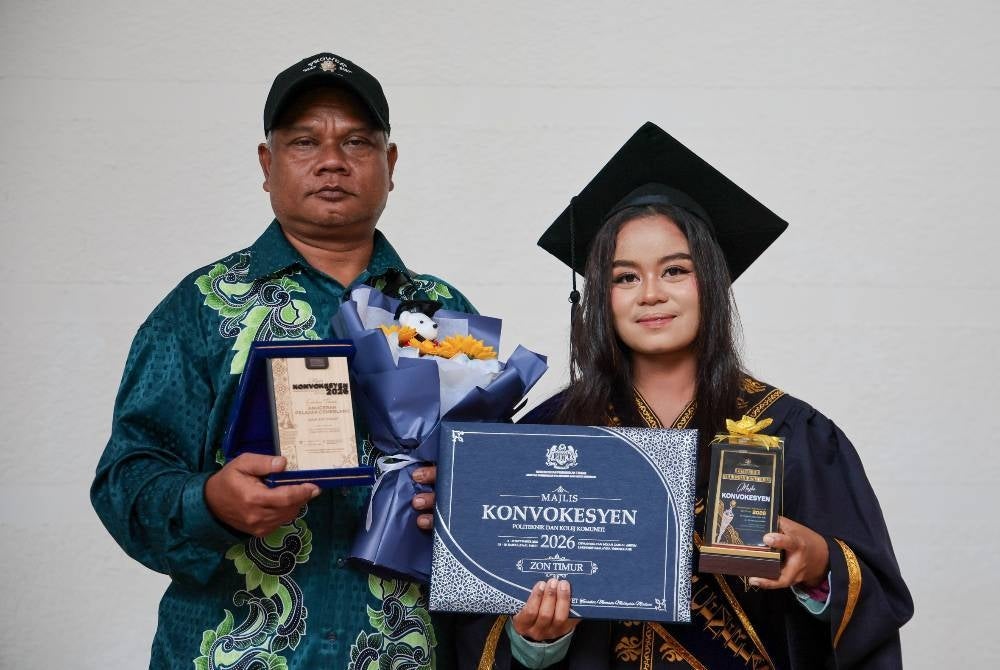 Graduan Orang Asli Kolej Komuniti Jerantut, Isah Yusof (kanan) bersama bapanya, Yusof Awing, 50, pada Majlis Konvokesyen Politeknik dan Kolej Komuniti Zon Timur 2026 di Universiti Malaysia Terengganu (UMT).
Isah, 25, dari Kampung Berdut, Kuala Krau, Temerloh, Pahang, yang merupakan graduan Sijil Teknologi Akuakultur, menerima Anugerah Khas pada majlis berkenaan.