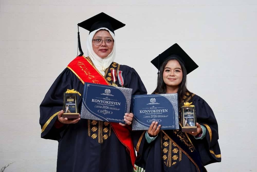 Graduan Orang Asli Kolej Komuniti Jerantut, Isah Yusof (kanan) dan graduan Kolej Komuniti Raub, Roslina Rusli bergambar pada Majlis Konvokesyen Politeknik dan Kolej Komuniti Zon Timur 2026 di Universiti Malaysia Terengganu (UMT).