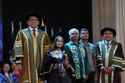 Timbalan Menteri Ekonomi, Datuk Seri Mohd Shahar Abdullah (kiri) bergambar selepas menyampaikan Anugerah Khas kepada graduan Orang Asli Kolej Komuniti Jerantut, Isah Yusof pada Majlis Konvokesyen Politeknik dan Kolej Komuniti Zon Timur 2026 di Universiti Malaysia Terengganu (UMT).