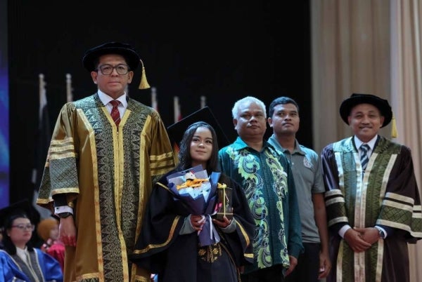 Timbalan Menteri Ekonomi, Datuk Seri Mohd Shahar Abdullah (kiri) bergambar selepas menyampaikan Anugerah Khas kepada graduan Orang Asli Kolej Komuniti Jerantut, Isah Yusof pada Majlis Konvokesyen Politeknik dan Kolej Komuniti Zon Timur 2026 di Universiti Malaysia Terengganu (UMT).
