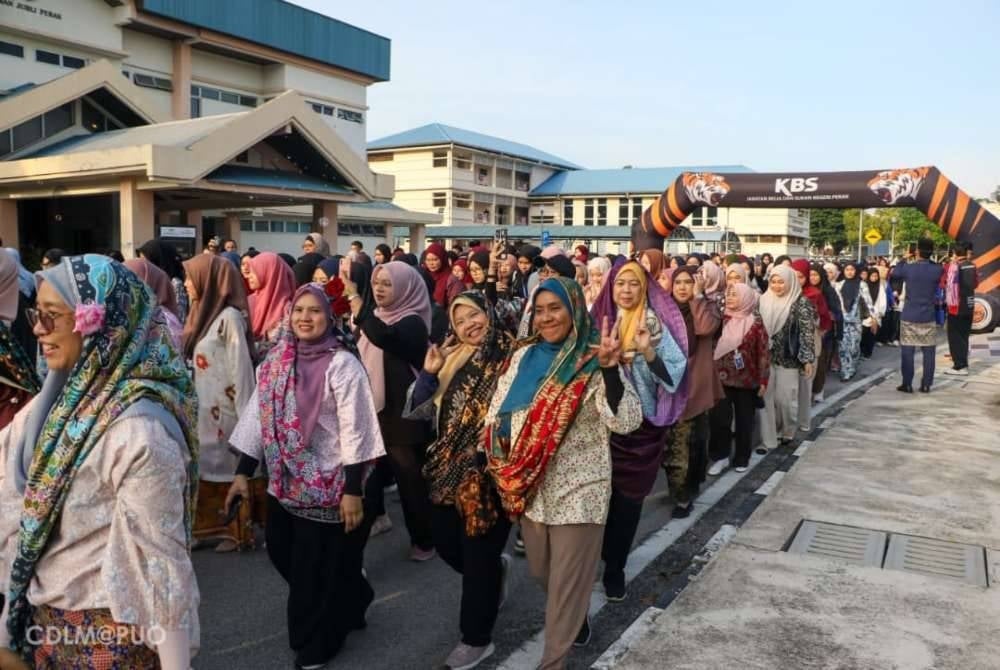 Pelajar dan staf mengenakan busana tradisional, sekali gus menggalakkan warga PUO menghayati kepelbagaian warisan budaya Malaysia.
