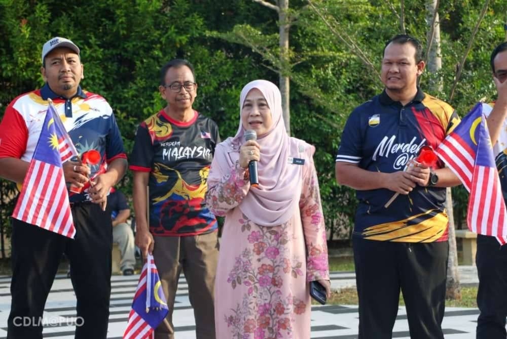 Dr Salmi ketika menyampaikan amanat sebelum melepaskan peserta Briskwalk Patriotik.