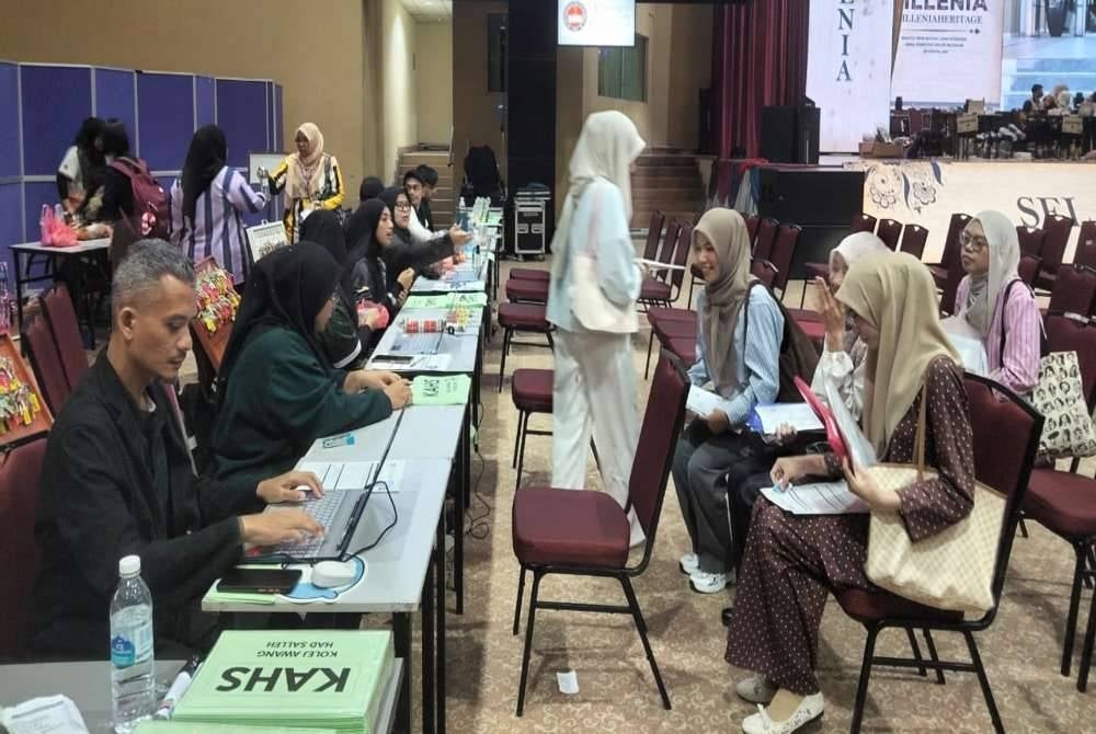 Pelajar baharu UPSI sedang mendaftar di Dewan Tuanku Canselor, Kampus Sultan Azlan Shah, Proton City, pada Sabtu.